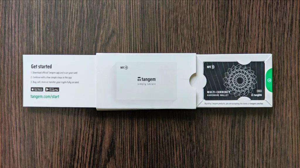 Tangem Wallet поставляется в картонной упаковке с краткими характеристиками и инструкцией по загрузке приложения для кошелька